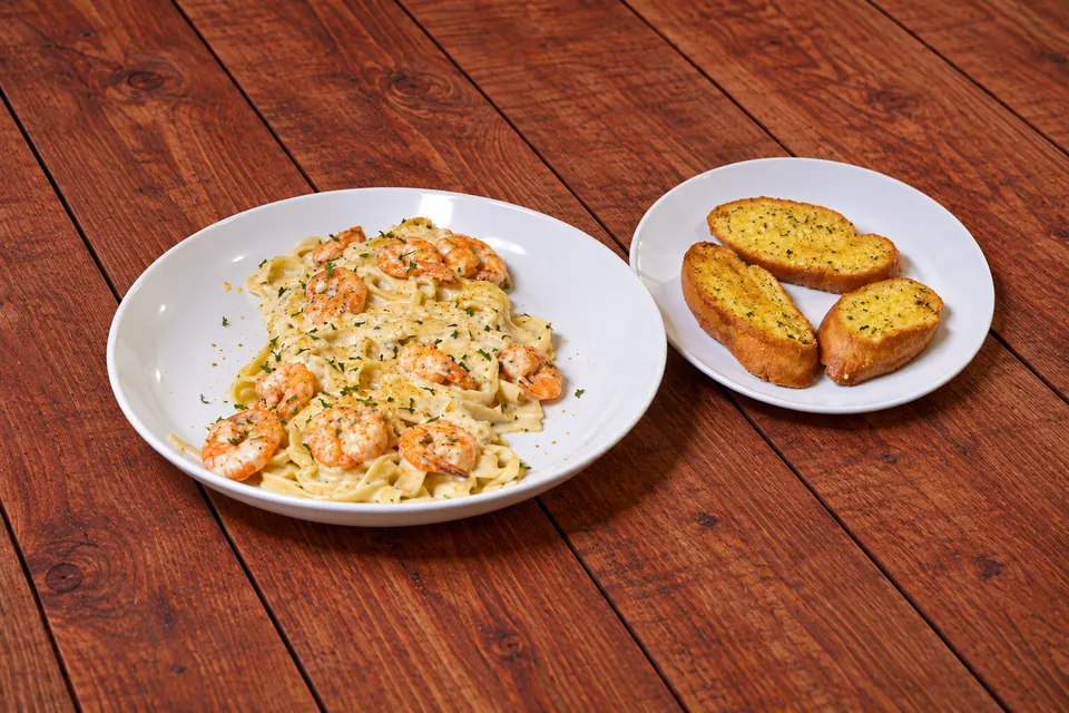 Pasta Alfredo con Camarones