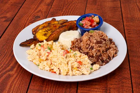 Desayuno Nica (huevos revueltos)