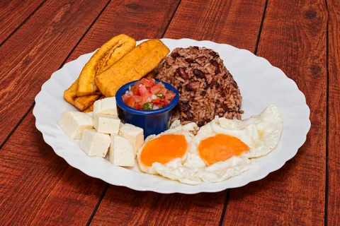 Desayuno Nica (huevos al gusto)